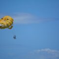 Do kiedy można skakać ze spadochronem i cieszyć się adrenaliną?
