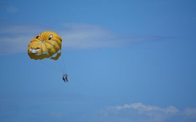 Do kiedy można skakać ze spadochronem i cieszyć się adrenaliną?