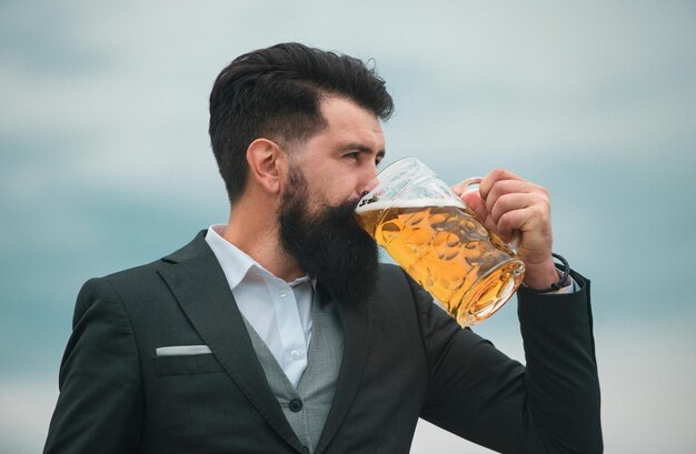 Czy piwo bezalkoholowe naprawdę nawadnia lepiej niż zwykła woda?