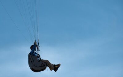 Ile zapłacisz za emocjonujący skok ze spadochronem w tandemie?