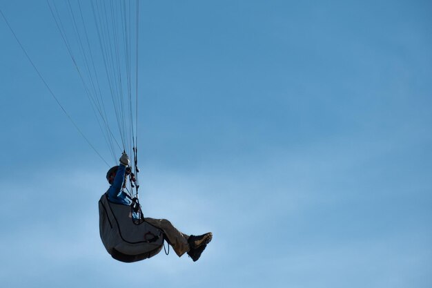 Ile zapłacisz za emocjonujący skok ze spadochronem w tandemie?