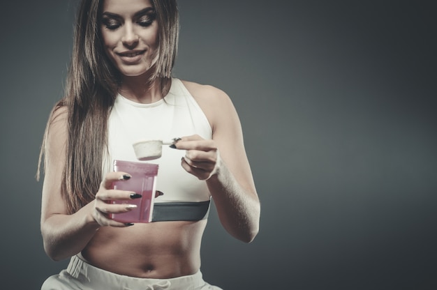 Jakie odżywki na fitness pomogą w osiągnięciu lepszych rezultatów?