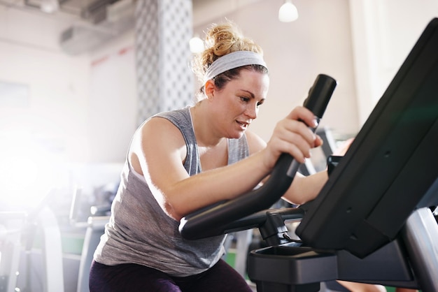 Jak długo trenować cardio, by osiągnąć upragnione efekty?