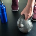 Jakie korzyści daje swing kettlebell dla twojego ciała?