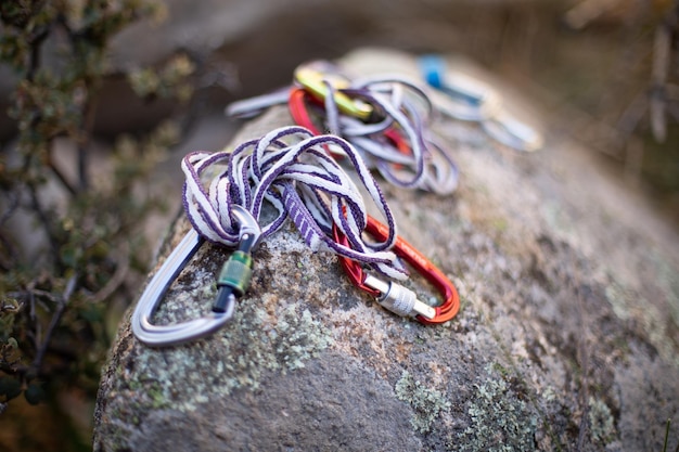 Podstawowy sprzęt do wspinaczki – co jest niezbędne dla wspinaczy?