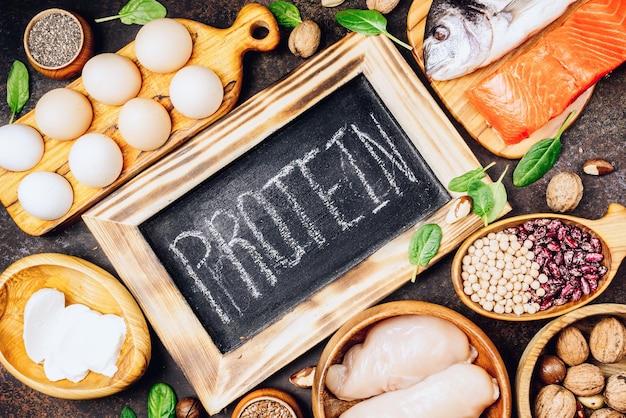 W czym jest najwięcej protein i jak wybierać produkty bogate w białko?