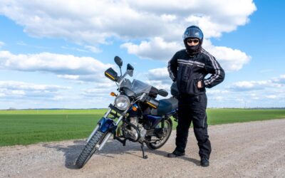 Jaki strój na motor sprawdzi się podczas letnich wyjazdów?